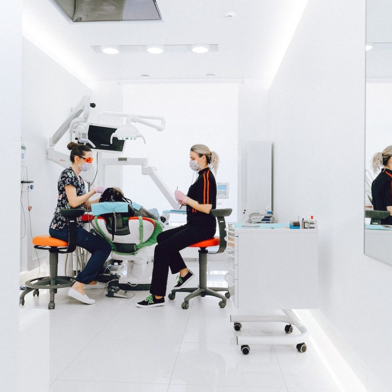 Dentistas trabajando en un clínica dental